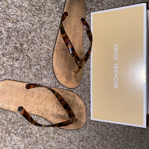 Michael Kors, Kate Spade & more brands - Picture 10 of 12